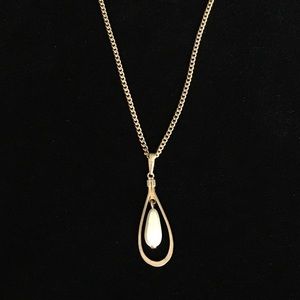 Vintage Sarah Cov Teardrop Pearl Gold Tone Necklace